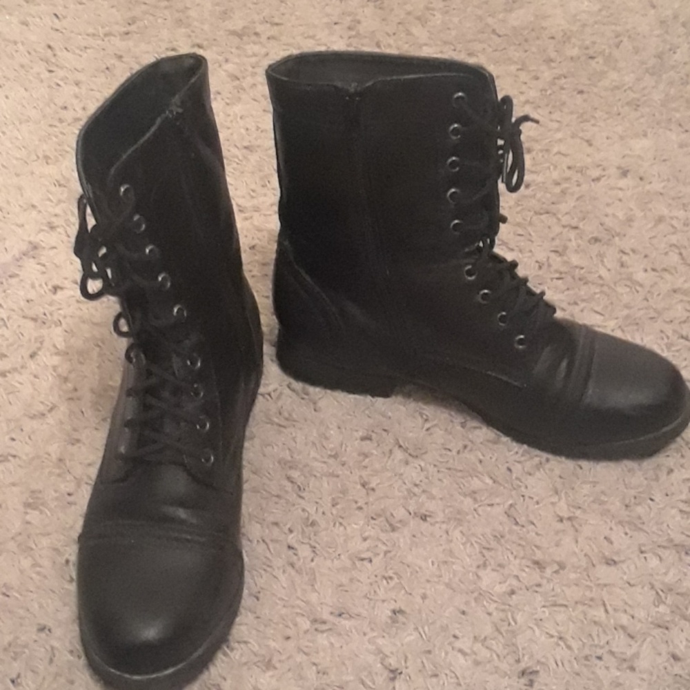 Kiss & Tell combat boots. Size 10 - Picture 2 of 2